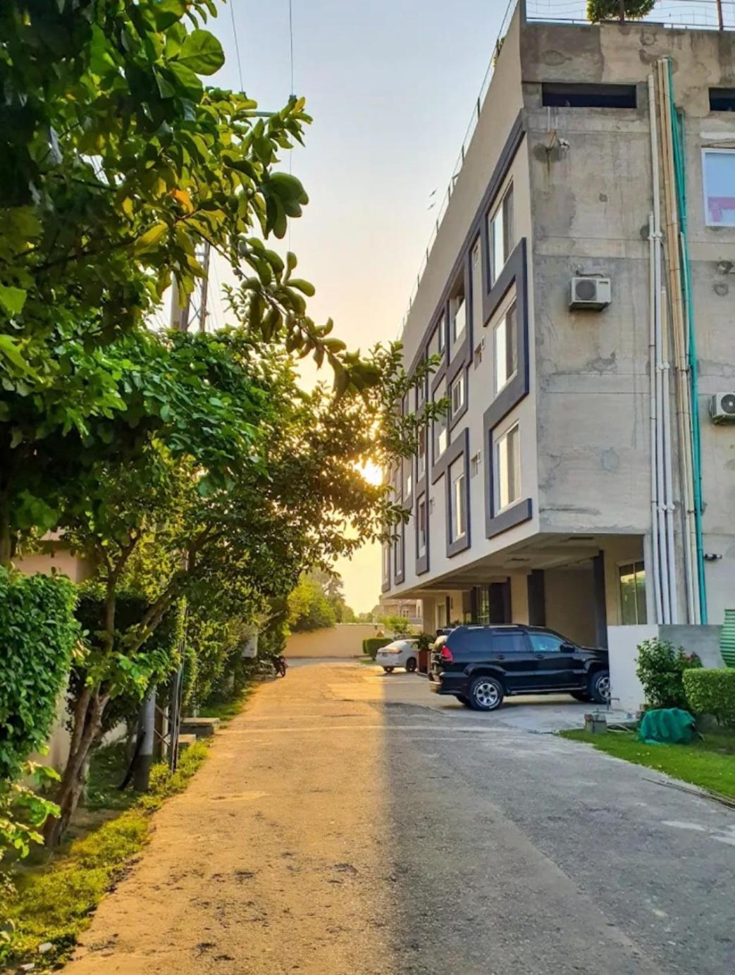 Furnished One-Bedroom Apartment For Rent Lahor Kültér fotó